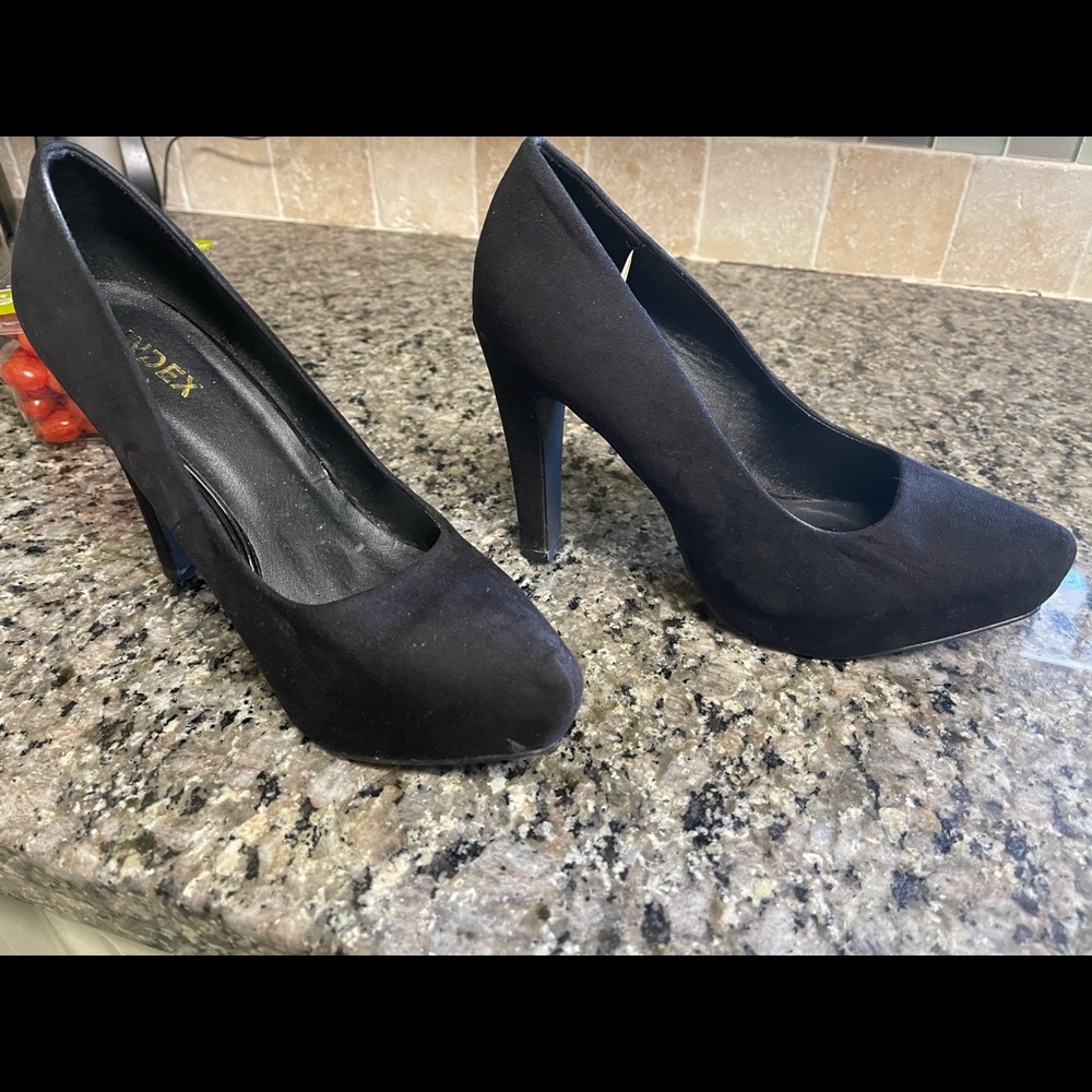 Index size 8 black velvet heels